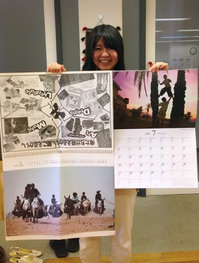 右：2014のJVCカレンダー、左：1986年のカレンダー。広げると更に大きさの違いが！モデルはカンボジアインターンの間瀬です。
