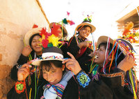 ボリビアの踊り子たちのあどけない笑顔（1月写真）