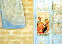 鮮やかな青い扉から笑顔でのぞくインドの幼い兄弟（3月写真）