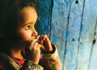 おじいちゃんからもらったチョコレートでご機嫌なモロッコの少女（6月写真）
