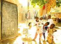 民家で楽しそうに勉強するマリの子どもたち（7月写真）