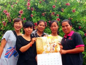カンボジア事務所女性スタッフと一緒に。左から筆者、シキム、ネアリー、テロワット、ソマッチ。始業前の1枚（カンボジア事業の始業時間は7：30です！）。
