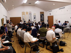 日本での報告会で会場からの質問にも耳を傾けるアリーさん（右から2人目）